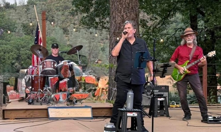 Live Music by Night Magic (Formerly Momentum) 